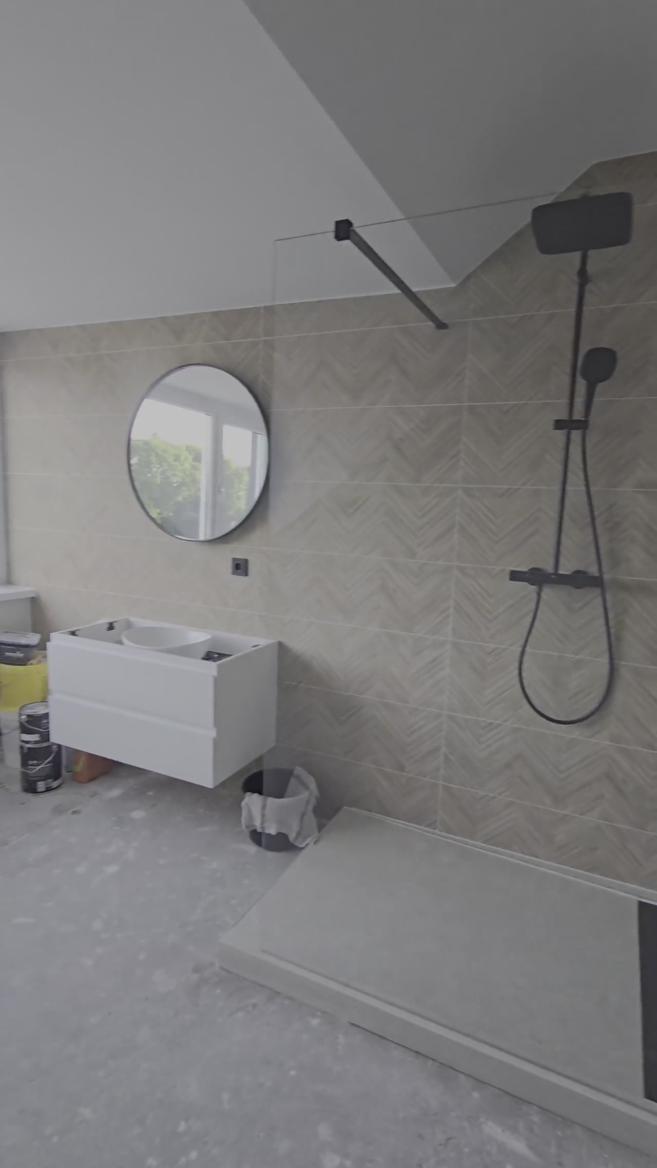 Afgeronde zolderbadkamer met inloopdouche — praktijkvoorbeeld zolderverbouwing in Maassluis