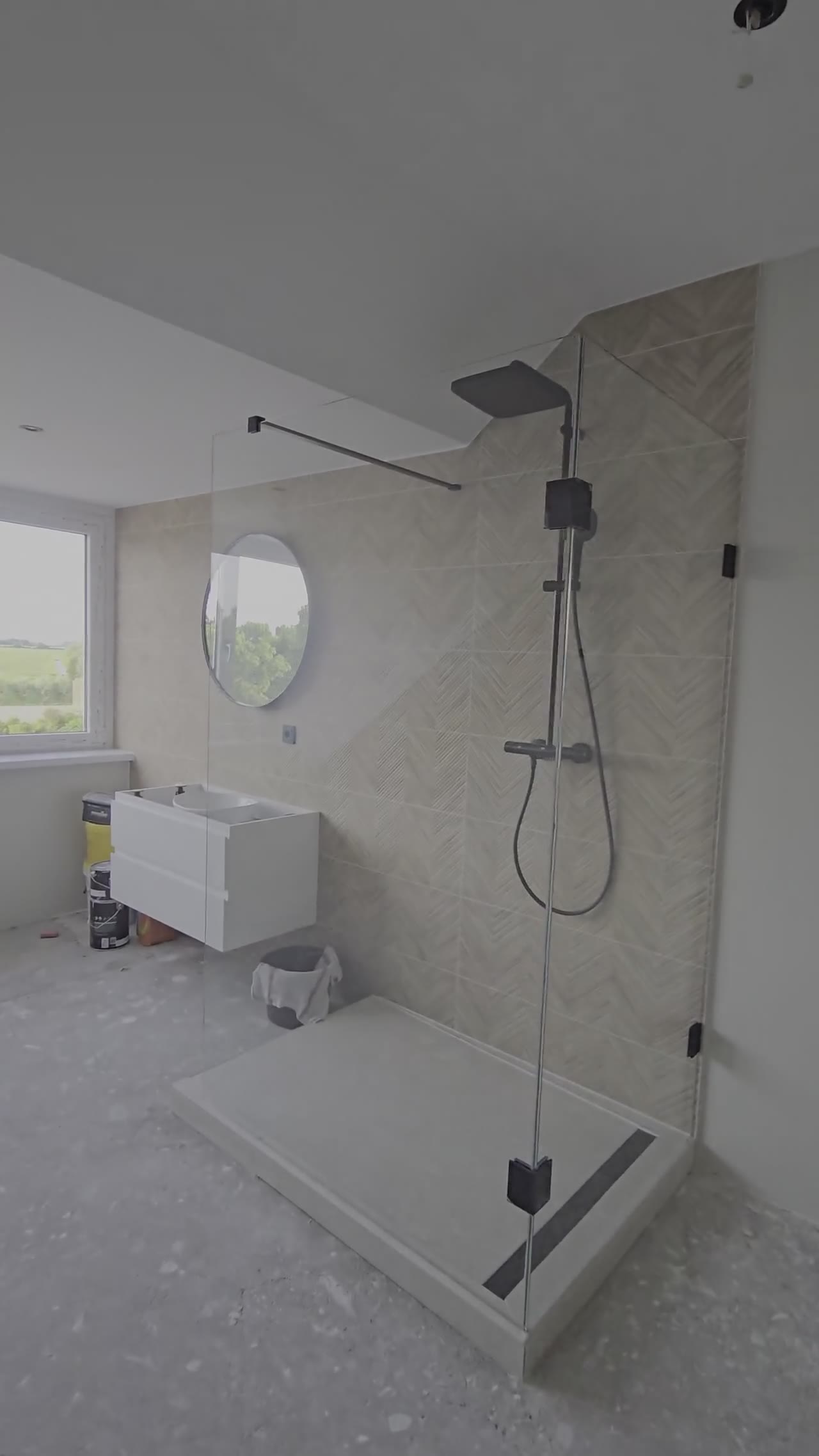 Complete badkamer op zolder in Maassluis — douche, sanitair en tegelwerk afgewerkt